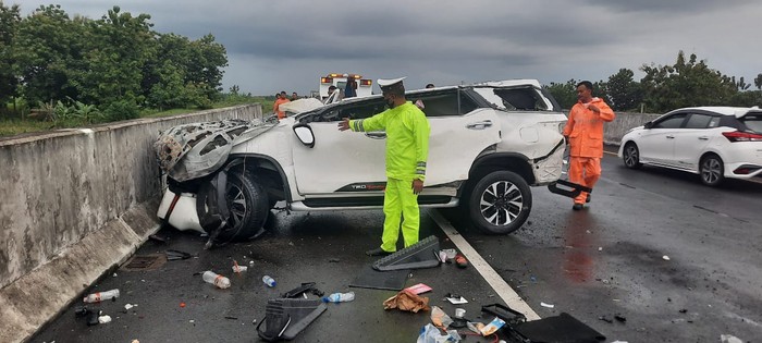 Fortuner Tabrak Pembatas Terbalik Di Tol Ngawi