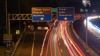 Pengalihan arus keluar Tol Jagorawi, Puncak, Gadog, Kabupaten Bogor, Jawa Barat, Jumat (31/12/2021). Polres Bogor memberlakukan pengalihan arus lalu lintas di jalur wisata Puncak pada malam tahun baru 2022, arus lalu lintas menuju ke arah Puncak atau Cianjur dialihkan melalui Jonggol atau Sukabumi .Hal ini dilakukan bertujuan untuk mencegah kerumunan dan membatasi mobilitas sosial saat pandemi COVID-19. ANTARA FOTO/Yulius Satria Wijaya