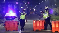 Polisi memasang water barrier saat penutupan akses Jembatan Suramadu, Surabaya, Jawa Timur, Jumat (31/12/2021). Penutupan Jembatan Suramadu mulai pukul 22.00 WIB Jumat (31/12/2021) hingga 05.00 WIB Sabtu (1/1/2022) mendatang itu untuk mencegah berkerumunnya warga di malam pergantian tahun guna mencegah penularan COVID-19. ANTARA FOTO/Didik Suhartono