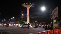 Sejumlah personel polisi mengatur lalu lintas di lokasi penutupan akses menuju Alun-alun Kota Madiun, Jawa Timur, Jumat (31/12/2021) malam. Seluruh akses menuju alun-alun di kota tersebut ditutup menggunakan road barrier dan dijaga polisi saat menyambut pergantian tahun 2021-2022 guna menghindari kerumunan karena masih dalam masa pandemi COVID-19. ANTARA FOTO/Siswowidodo