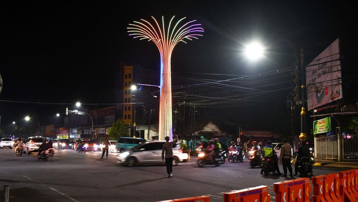 Sejumlah personel polisi mengatur lalu lintas di lokasi penutupan akses menuju Alun-alun Kota Madiun, Jawa Timur, Jumat (31/12/2021) malam. Seluruh akses menuju alun-alun di kota tersebut ditutup menggunakan road barrier dan dijaga polisi saat menyambut pergantian tahun 2021-2022 guna menghindari kerumunan karena masih dalam masa pandemi COVID-19. ANTARA FOTO/Siswowidodo/foc.