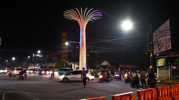 Sejumlah personel polisi mengatur lalu lintas di lokasi penutupan akses menuju Alun-alun Kota Madiun, Jawa Timur, Jumat (31/12/2021) malam. Seluruh akses menuju alun-alun di kota tersebut ditutup menggunakan road barrier dan dijaga polisi saat menyambut pergantian tahun 2021-2022 guna menghindari kerumunan karena masih dalam masa pandemi COVID-19. ANTARA FOTO/Siswowidodo/foc.