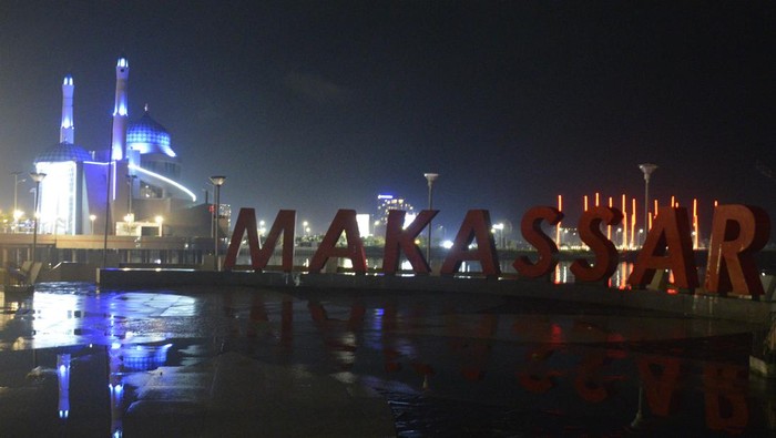 Suasana Anjungan Pantai Losari, Makassar, Sulawesi Selatan, Jumat (31/12/2021). Anjungan Pantai Losari yang biasanya ramai didatangi warga pada malam tahun baru kini sepi karena ditutup untuk mencegah terjadinya kerumunan guna mengantisipasi penyebaran COVID-19. ANTARA FOTO/Abriawan Abhe/foc.