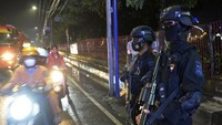 Anggota kepolisian melakukan penjagaan di sekitar Anjungan Pantai Losari, Makassar, Sulawesi Selatan, Jumat (31/12/2021). Anjungan Pantai Losari yang biasanya ramai didatangi warga pada malam tahun baru kini sepi karena ditutup untuk mencegah terjadinya kerumunan guna mengantisipasi penyebaran COVID-19. ANTARA FOTO/Abriawan Abhe