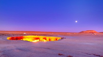 Derweze, Turkmenistan. Di tengah gurun Karakum di Turkmenistan adalah pintu neraka berupa ladang gas alam yang menyala. Ladang ini dibakar dengan sengaja oleh ahli geologi untuk menghentikan penyebaran gas metana sejak 1971. Foto: via Fodors
