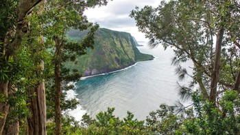 Lembah Waipio, Hawaii. Menurut cerita rakyat Hawaii, sebuah gerbang ke dunia gaib, Lua-o-Milu, terletak di sini. Menurut legenda, seseorang dapat memasuki tanah kematian Hawaii dengan melompat dari salah satu tebing laut. Foto: via Fodors