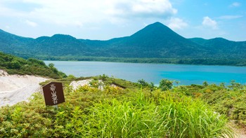 Gunung Osore, Jepang. Pintu masuk ke neraka disebut terletak di dalam gunung di utara Jepang ini yang dikenal karena mengeluarkan belerang dioksida. Di dekatnya ada Laku Usori, yang menurut legenda adalah Sungai Sanzu yang menurut legenda harus diseberangi orang mati sebelum mencapai alam baka. Foto: via Fodors
