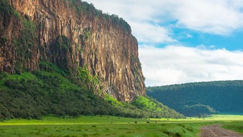 Hell’s Gate National Park, Kenya. Dari namanya saja sudah jelas-jelas menyebutnya Taman Nasional Gerbang Neraka. Pintu masuk ke neraka yang juga merupakan Taman Nasional ini, merupakan tempat aktivitas panas Bumi yang ekstrem. Terlihat gunung berapi dan gumpalan uap panas Bumi yang mengepul yang menakjubkan untuk dilihat di sini. Foto: via Fodors