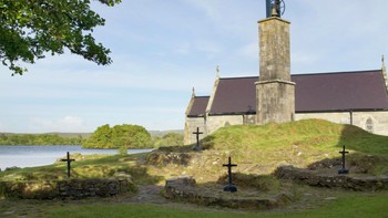 St. Patrick’s Purgatory, Irlandia. Situs ziarah kuno ini menurut penduduk setempat adalah sebuah gerbang untuk api penyucian. Konon Yesus Kristus sendiri menunjukkan sebuah gua kepada Santo Patrick di sini, dan mengatakan kepadanya bahwa itu adalah pintu masuk api penyucian. Foto: via Fodors