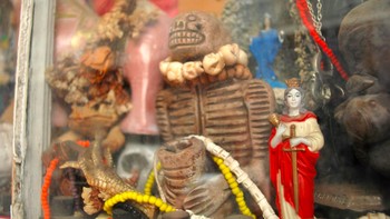 Gerbang Guinee, Louisiana. Menurut mitologi voodoo, seseorang memasuki api penyucian setelah meninggal yang disebut Guinee, sebelum lebih lanjut bepergian untuk bertemu dengan leluhur mereka. Banyak praktisi percaya bahwa tempat ini adalah dunia fisik yang dapat dicapai dengan membuka ketujuh gerbang neraka dengan urutan yang benar. Foto: via Fodors