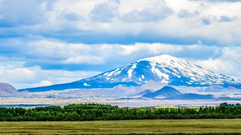 Hekla di Islandia adalah situs gunung berapi yang sangat aktif sehingga menghasilkan produksi lava terbesar. Ini menjadi salah satu alasan mengapa banyak orang Eropa menganggapnya sebagai gerbang neraka. Alasan lain adalah karena desas-desus selama bertahun-tahun dari para biarawan lokal yang menyebut Hekla sebagai neraka dan penjara Yudas. Sementara itu, penduduk setempat mengklaim melihat jiwa-jiwa terbang keluar dari gunung berapi selama letusannya. Foto: via Fodors