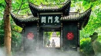 Fengdu, China. Sebuah tempat bernama Kota Hantu Fengdu terletak di Gunung Ming, Chongqing. Daerah itu dianggap kota hantu selama dinasti Han Timur ketika dua penganut Tao mencapai keabadian di Gunung Ming. Pada sekitar masa yang sama, orang percaya bahwa Raja Neraka tinggal di Fengdu. Selain itu, Gunung Ming adalah rumah bagi Jembatan Naihe, yang menghubungkan alam fana ke dunia gaib. Foto: via Fodors