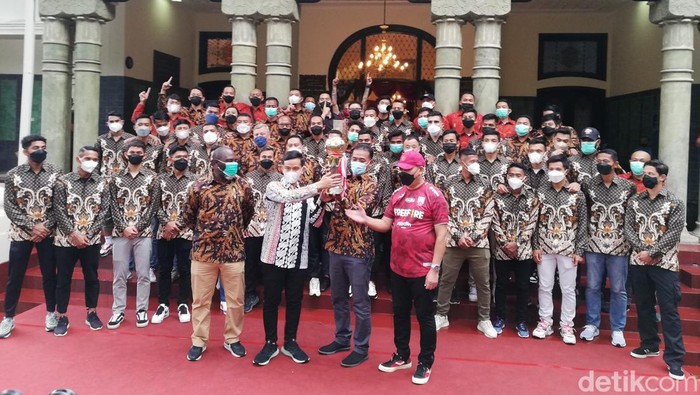 Gibran menerima tim Persis Solo di Loji Gandrung