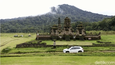 Eksotisme Toyota Corolla Cross Hybrid di Pura Dalem Tamblingan