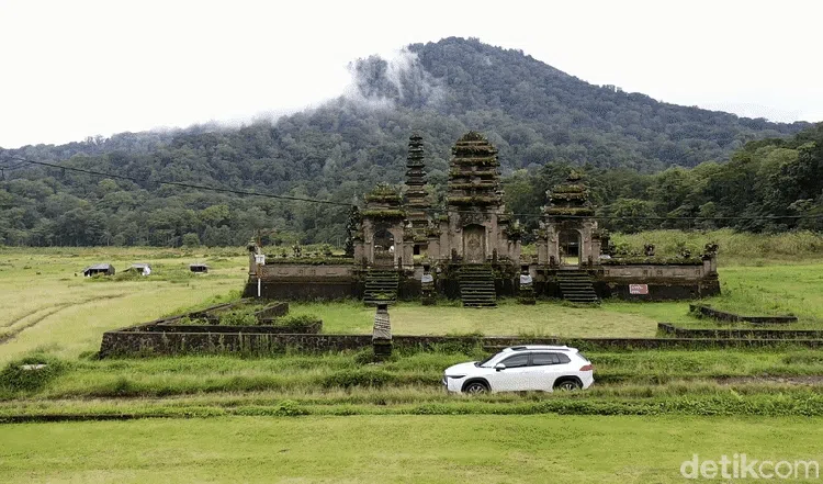 Eksotisme Toyota Corolla Cross Hybrid di Pura Dalem Tamblingan