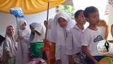 Ikutan Tren, Anak-anak SD Beri Wajan hingga Ember untuk Kado Kawinan Gurunya