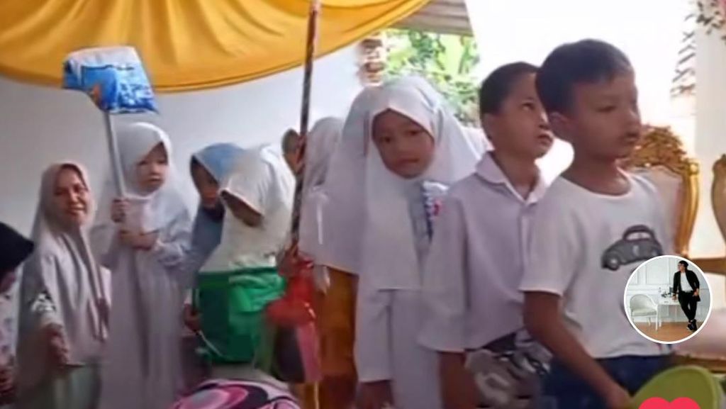 Ikutan Tren, Anak-anak SD Beri Wajan hingga Ember untuk Kado Kawinan Gurunya