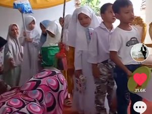 Ikutan Tren, Anak-anak SD Beri Wajan hingga Ember untuk Kado Kawinan Gurunya