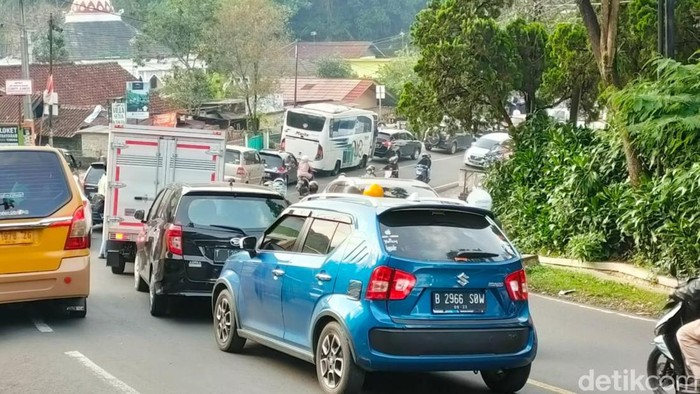 Jalur Puncak Cianjur Macet