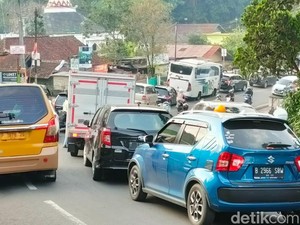 Libur Tahun Baru, Jalur Cianjur-Puncak Disergap Macet