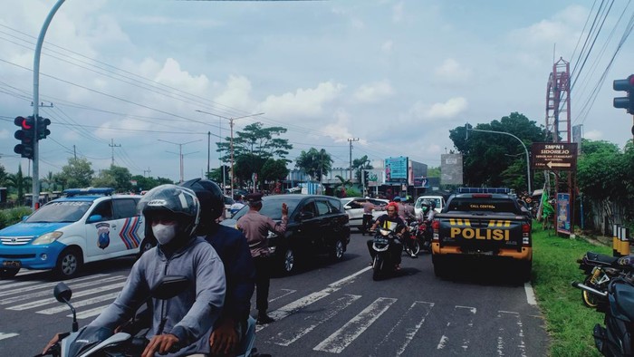 Jalur Telaga Sarangan Macet, Semua Kendaraan Diputar Balik