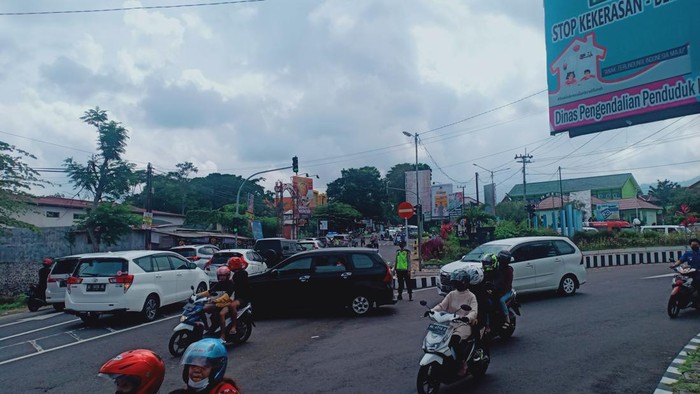 Jalur Telaga Sarangan Macet, Semua Kendaraan Diputar Balik