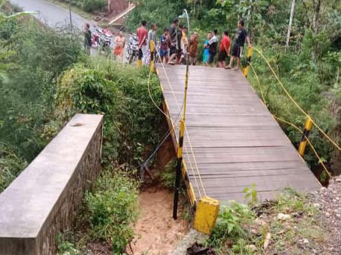 Jembatan Darurat Antar Kabupaten di Trenggalek Putus Total