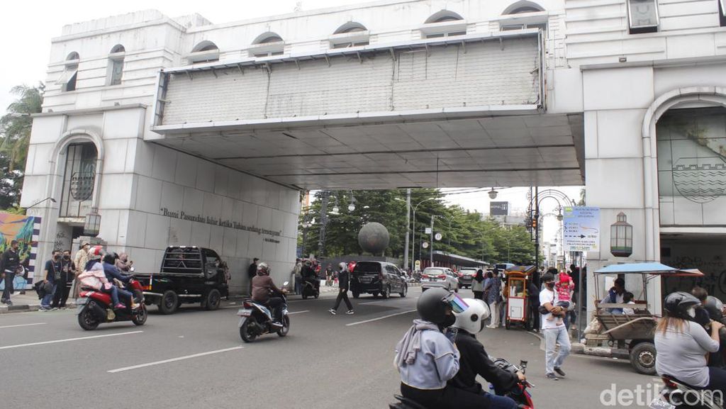 Jembatan KAA Bandung: Tampil Megah Tapi Jorok dan Terbengkalai