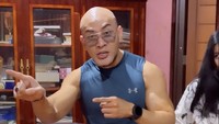 Tumpeng juga menjadi bagian dari kejutan ulang tahun Deddy Corbuzier. Tumpeng ini dilengkapi aneka lauk yang kelihatan menggugah selera.