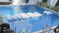 Tak ketinggalan, kolam renang di rumah Igun juga dihiasi bunga  terapung bertuliskan Mega Bintang. Pemandangan keren ini memanjakan tamu yang tengah bersantap.