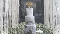 Begini kue ulang tahun milik Igun. Kue ini bertingkat tiga dan memiliki nuansa marmer putih dan abu-abu. Ada juga sentuhan emas yang membuat tampilannya makin keren.