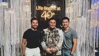 Dekorasi serba silver dan putih terlihat di pesta ulang tahun Igun ke-40. Mengusung tema Life Begins at 40th, Igun terlihat bahagia kedatangan teman-teman terdekatnya. 
