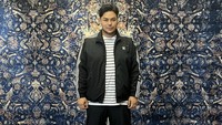 Ulang tahun Ivan Gunawan begitu meriah karena bertepatan dengan perayaan malam tahun baru. Di foto terbarunya ini, Igun, sapaan akrab Ivan Gunawan, terlihat bahagia menyambut hari kelahirannya. 