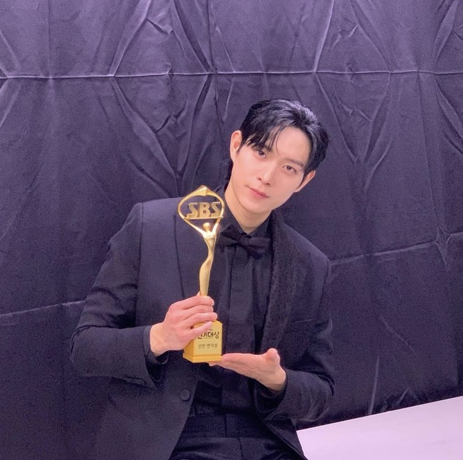 Kim Young Dae memenangkan penghargaan Best New Actor bersama dua pemain drama Korea Racket Boys, Son Sang Yeon dan Choi Hyun Wook. Namanya mulai banyak dikenal setelah membintangi drama SBS The Penthouse sebagai Joo Seok Hoon. Dia memamerkan pialanya lewat unggahan Instagram. Foto: dok. Instagram youngdae0302