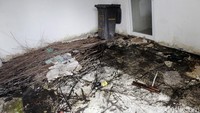 Tumpukan jerami terlihat di beberapa sudut. Diduga jerami itu menjadi alas yang digunakan tunawisma untuk berbaring.