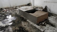 Ada juga lemari yang kondisinya sudah rusak tak karuan.