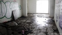 Sampah berserakan di dalam JPO.