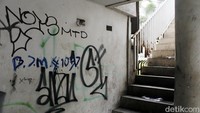 Dinding bagian dalam juga dipenuhi coretan vandalisme.