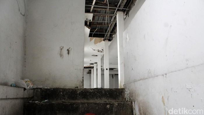 Kondisi Jembatan KAA Memprihatinkan Kondisi JPO atau Jembatan Konferensi Asia Afrika (KAA) sungguh memprihatinkan. Jembatan yang dibangun di era Wali Kota Ridwan Kamil itu jorok dan bau pesing.