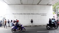Di balik megahnya JPO atau Jembatan Konferensi Asia Afrika (KAA) tersebut ada nilai fungsional yang hilang.