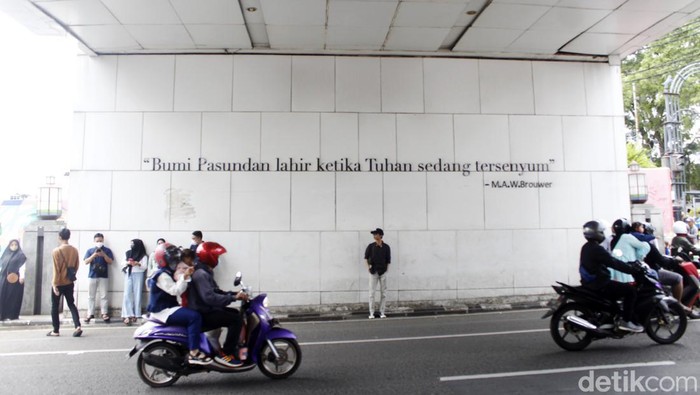 Kondisi Jembatan KAA Memprihatinkan Kondisi JPO atau Jembatan Konferensi Asia Afrika (KAA) sungguh memprihatinkan. Jembatan yang dibangun di era Wali Kota Ridwan Kamil itu jorok dan bau pesing.