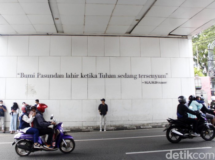 Kondisi JPO atau Jembatan Konferensi Asia Afrika (KAA) sungguh memprihatinkan. Jembatan yang dibangun di era Wali Kota Ridwan Kamil itu jorok dan bau pesing.