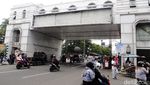 Jorok! Jembatan KAA Bandung Dipenuhi Sampah dan Bau