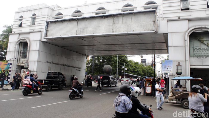 Kondisi JPO atau Jembatan Konferensi Asia Afrika (KAA) sungguh memprihatinkan. Jembatan yang dibangun di era Wali Kota Ridwan Kamil itu jorok dan bau pesing.