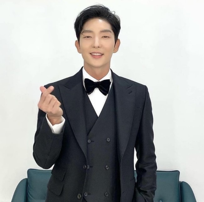 Lee Joon Gi terakhir kali membintangi drama Korea Flower of Evil pada 2020. Setelah absen selama satu tahun, ia akan membintangi drama SBS Again My Life yang dijadwalkan tayang pada awal 2022. Ini gayanya saat berada di ruang tunggu. Foto: dok. Instagram actor_jg