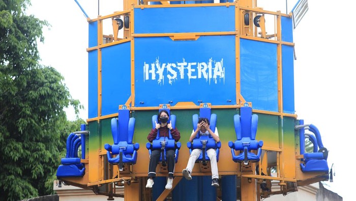 Sejumlah warga berwisata di Dunia Fantasi, Ancol, Jakarta,  Sabtu (1/1/2022). Libur tahun baru 2022 banyak dimanfaatkan warga ibukota dengan mendatangi beberapa lokasi wisata bersama keluarga.  ANTARA FOTO/Reno Esnir/hp.