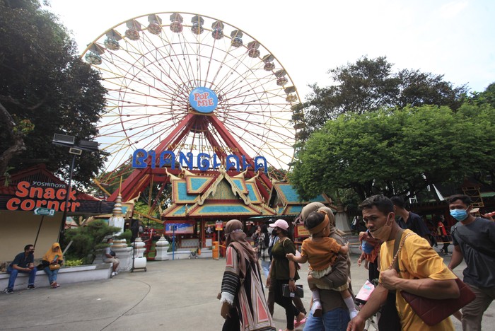 Sejumlah warga berwisata di Dunia Fantasi, Ancol, Jakarta,  Sabtu (1/1/2022). Libur tahun baru 2022 banyak dimanfaatkan warga ibukota dengan mendatangi beberapa lokasi wisata bersama keluarga.  ANTARA FOTO/Reno Esnir/hp.