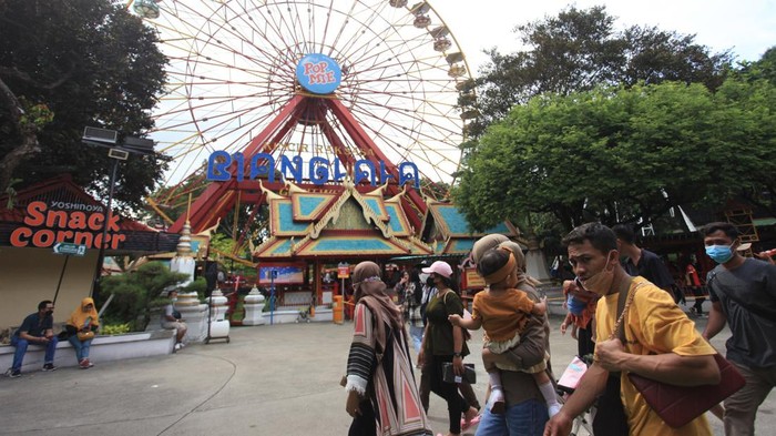 Sejumlah warga berwisata di Dunia Fantasi, Ancol, Jakarta,  Sabtu (1/1/2022). Libur tahun baru 2022 banyak dimanfaatkan warga ibukota dengan mendatangi beberapa lokasi wisata bersama keluarga.  ANTARA FOTO/Reno Esnir/hp.
