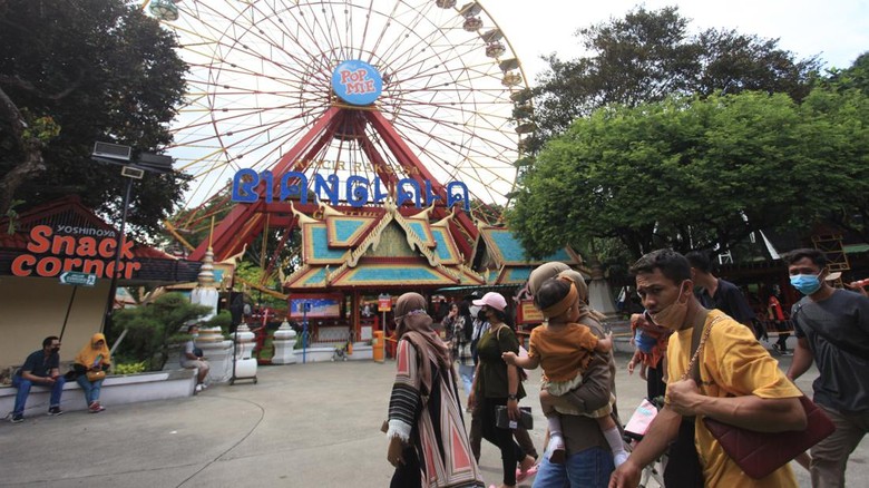 LIBUR TAHUN BARU DUFAN ANCOL Sejumlah warga berwisata di Dunia Fantasi, Ancol, Jakarta, Sabtu (1/1/2022). Libur tahun baru 2022 banyak dimanfaatkan warga ibukota dengan mendatangi beberapa lokasi wisata bersama keluarga. ANTARA FOTO/Reno Esnir/hp.