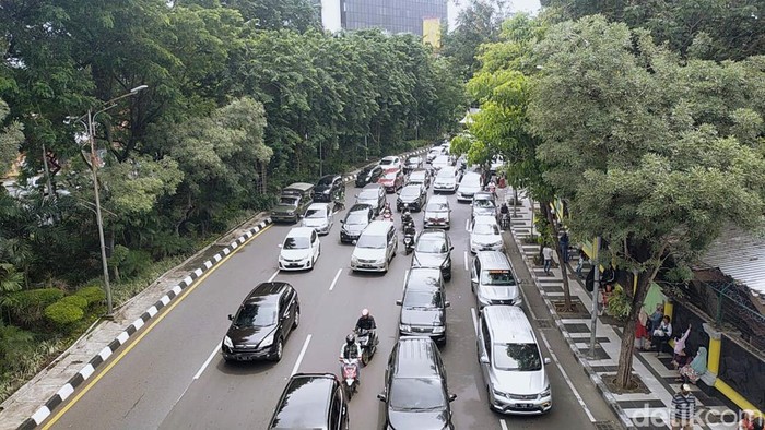 Libur Tahun Baru, Pengunjung KBS Membeludak Libur Tahun Baru 2022 Kebun Binatang Surabaya (KBS) tetap buka. Dibuka mulai pukul 08.00 WIB hingga pukul 13.00 WIB, pengunjung mencapai 8 ribu.